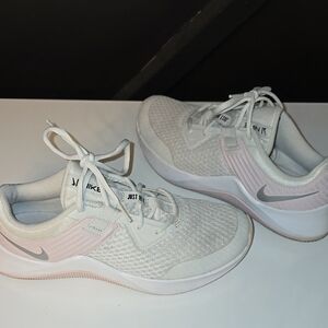 Nike women white tenis shoes